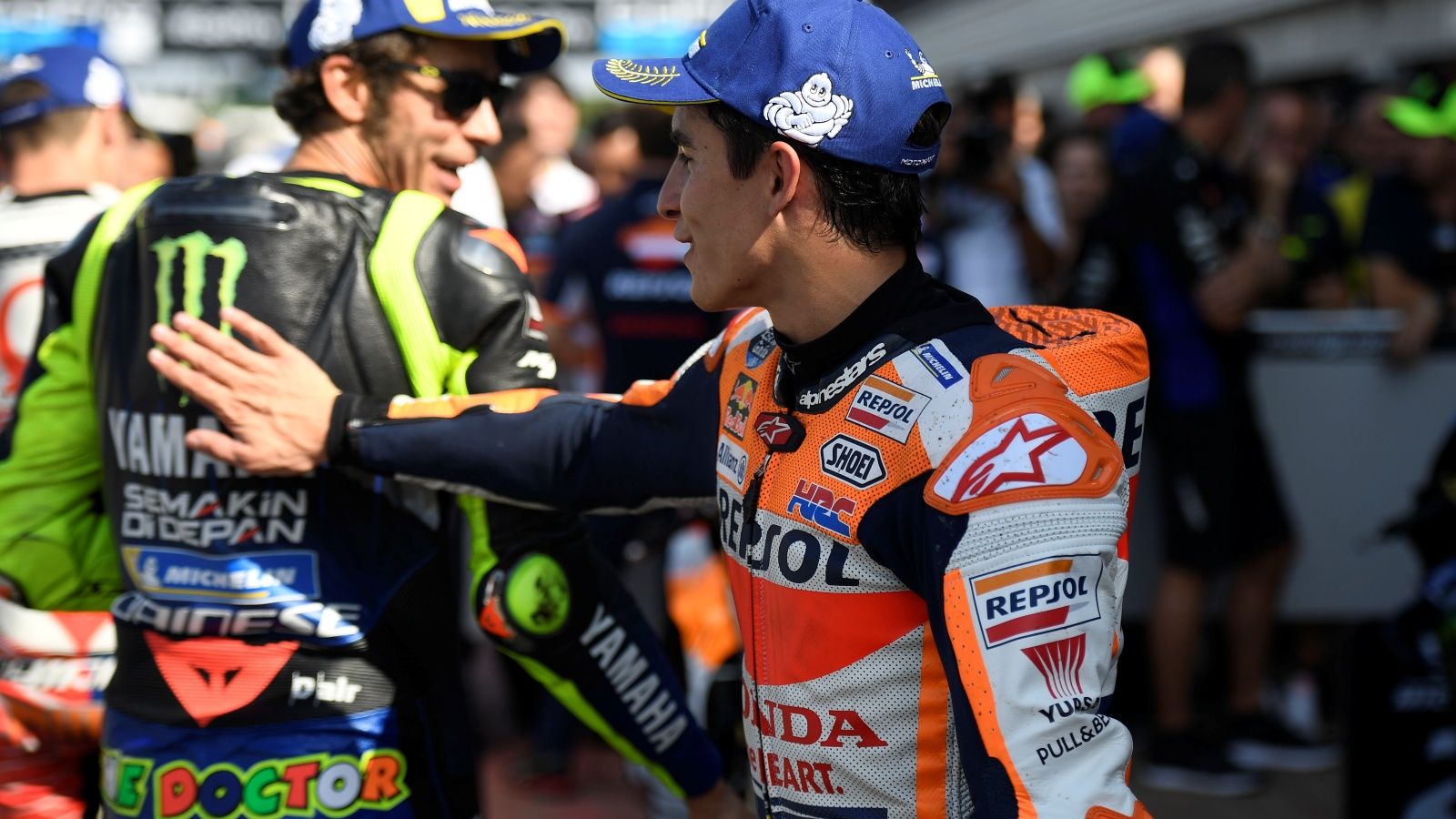 Marc Márquez y Valentino Rossi se saludan en el parque cerrado (Fotos: Gold & Goose).