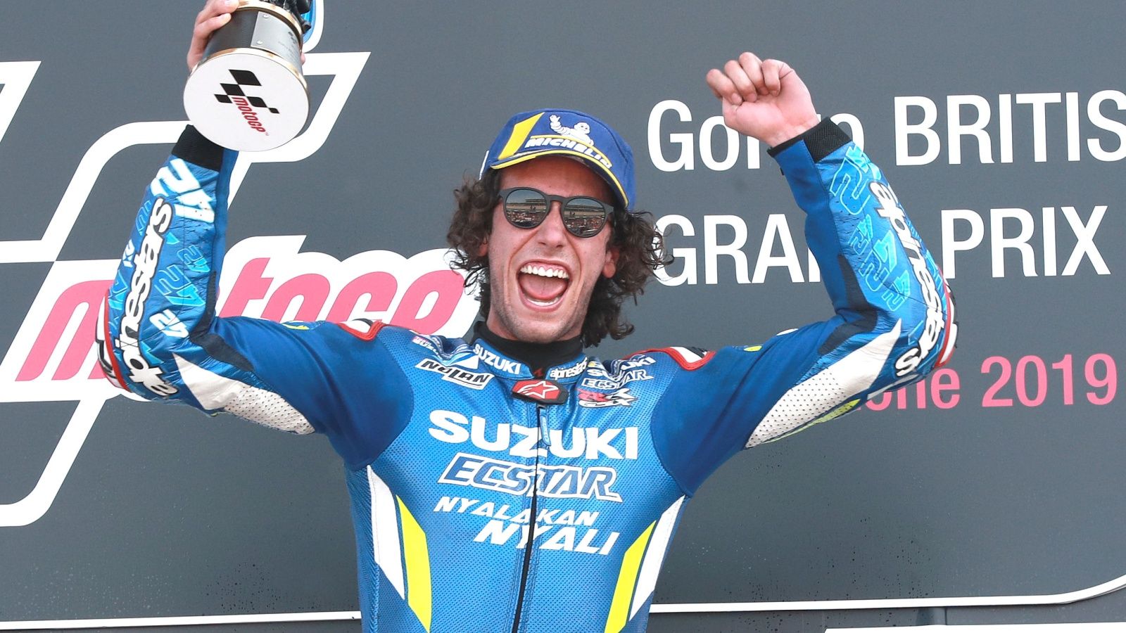 Álex Rins festeja su triunfo en Silverstone (Foto: Gold & Goose).