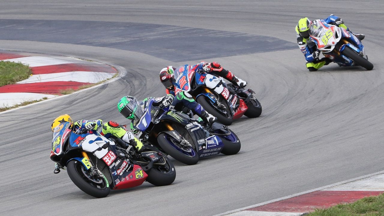 Toni Elías seguido por Cameron Beaubier, Josh Herrin y Jake Lewis (Fotos: MotoAmerica / BMW / BTC).