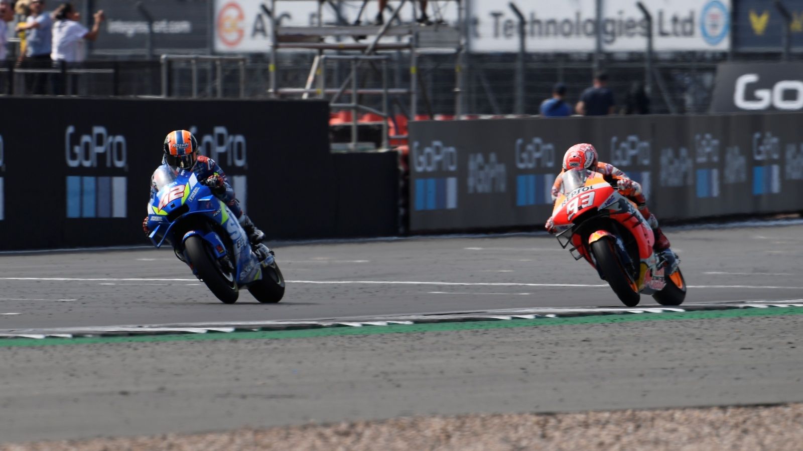 Álex Rins se impone a Marc Márquez por 13 milésimas (Fotos: Gold & Goose).