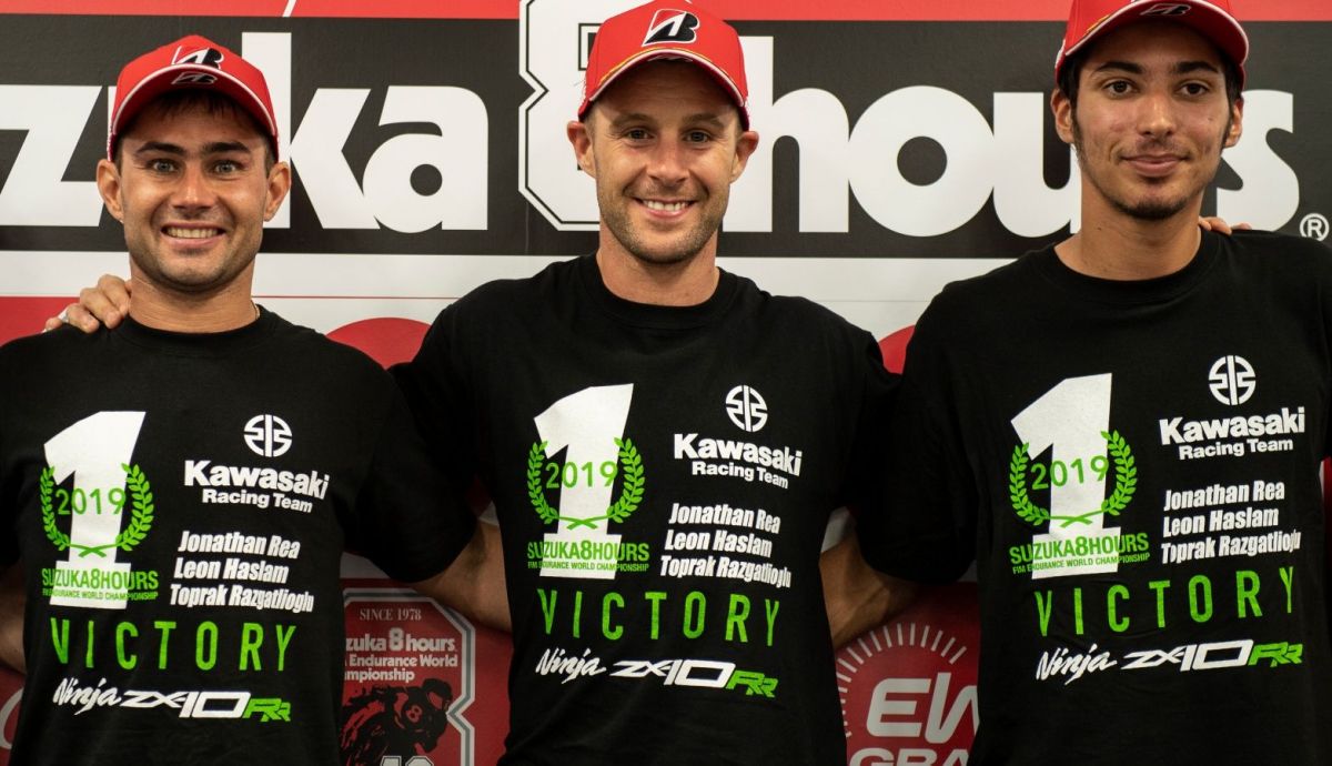 Leon Haslam, Jonathan Rea y Toprak Razgatlioglu, ganadores de las pasadas 8 horas de Suzuka (Fotos: Kawasaki). Leon Haslam, Jonathan Rea y Toprak Razgatlioglu, ganadores de las pasadas 8 horas de Suzuka (Fotos: Kawasaki).