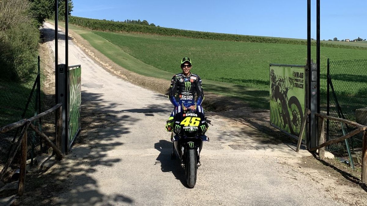 Valentino Rossi con la Yamaha YZR-M1 en Tavullia