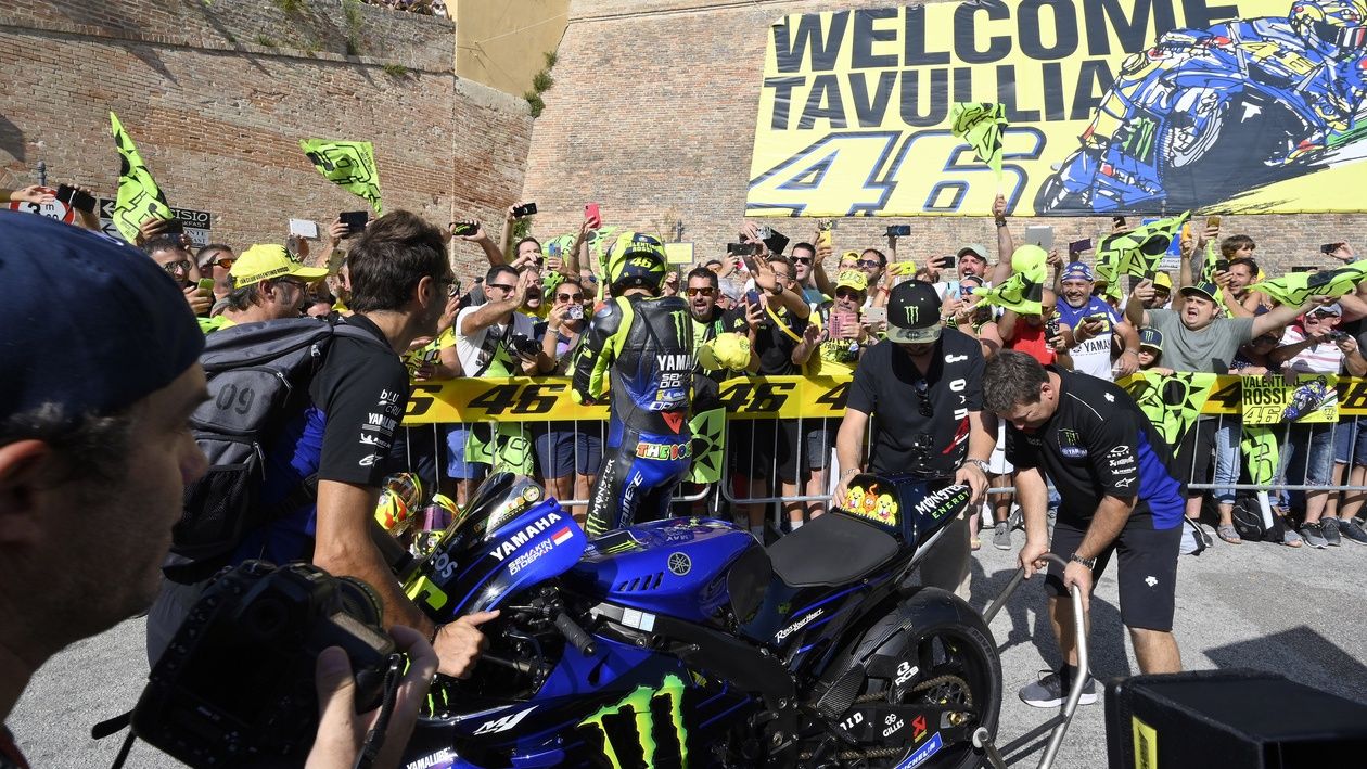 Valentino Rossi con la Yamaha YZR-M1 en Tavullia
