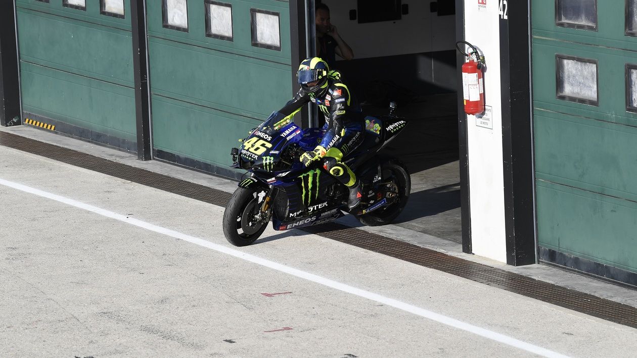 Valentino Rossi con la Yamaha YZR-M1 en Tavullia
