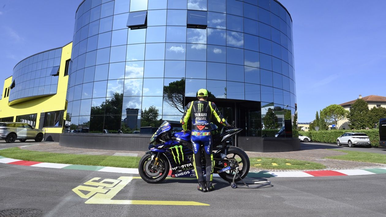 Valentino Rossi con la Yamaha YZR-M1 en Tavullia