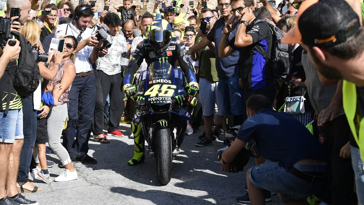 Valentino Rossi con la Yamaha YZR-M1 en Tavullia
