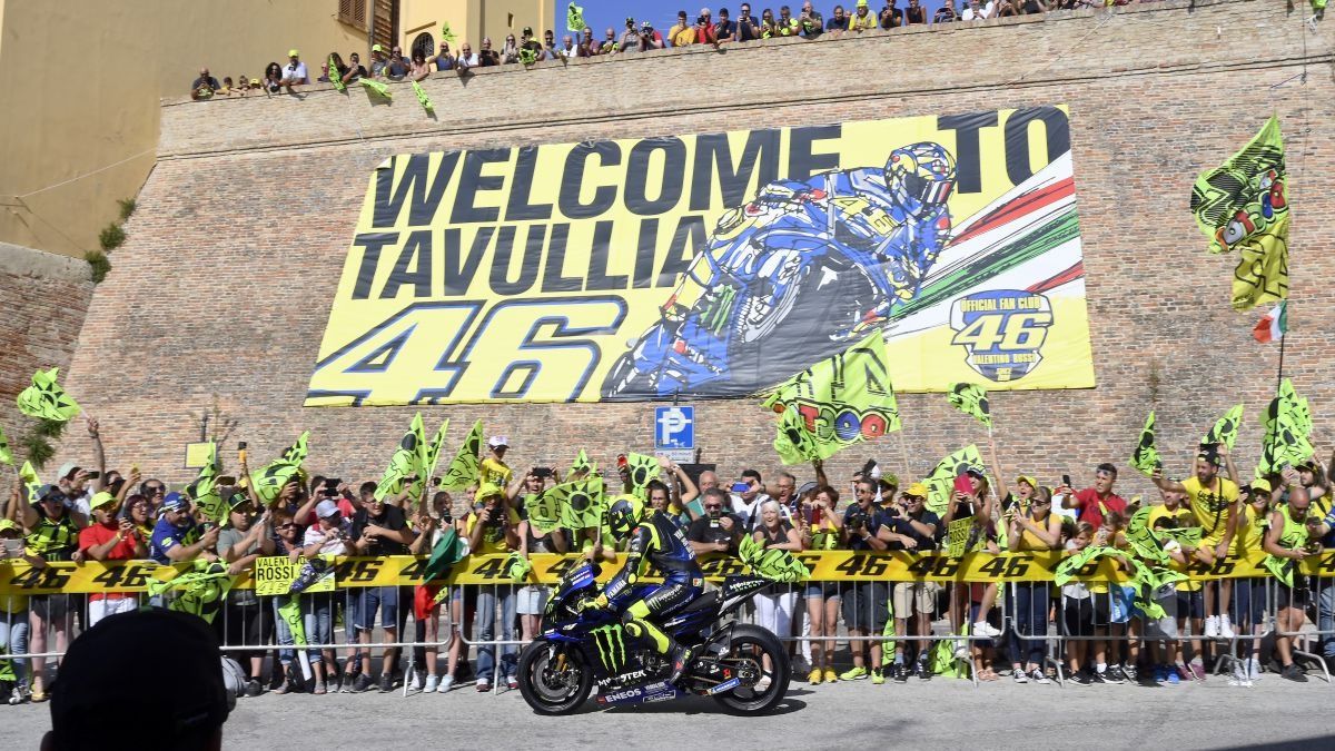 Valentino Rossi con la Yamaha YZR-M1 en Tavullia