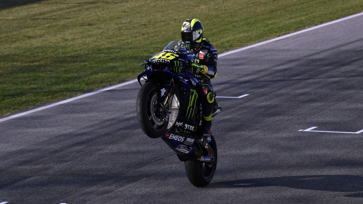 Valentino Rossi con la Yamaha YZR-M1 en Tavullia