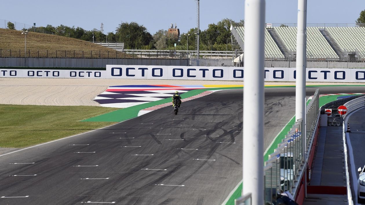 Valentino Rossi con la Yamaha YZR-M1 en Tavullia