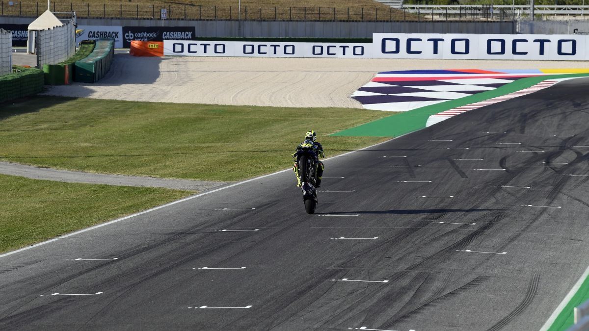 Valentino Rossi con la Yamaha YZR-M1 en Tavullia