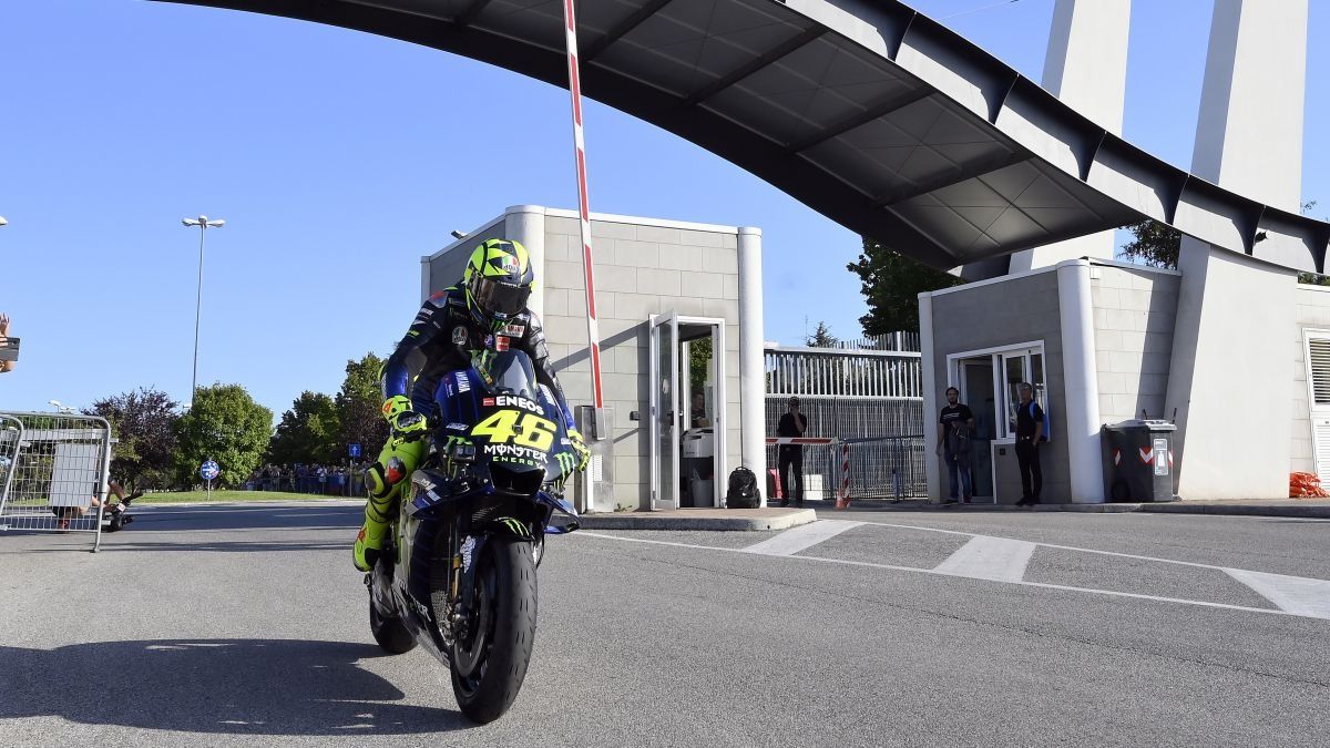 Valentino Rossi con la Yamaha YZR-M1 en Tavullia