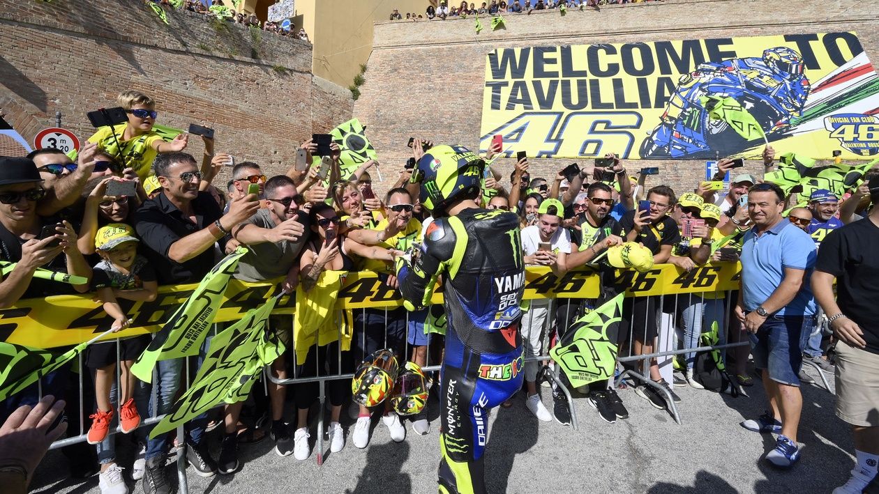 Valentino Rossi con la Yamaha YZR-M1 en Tavullia