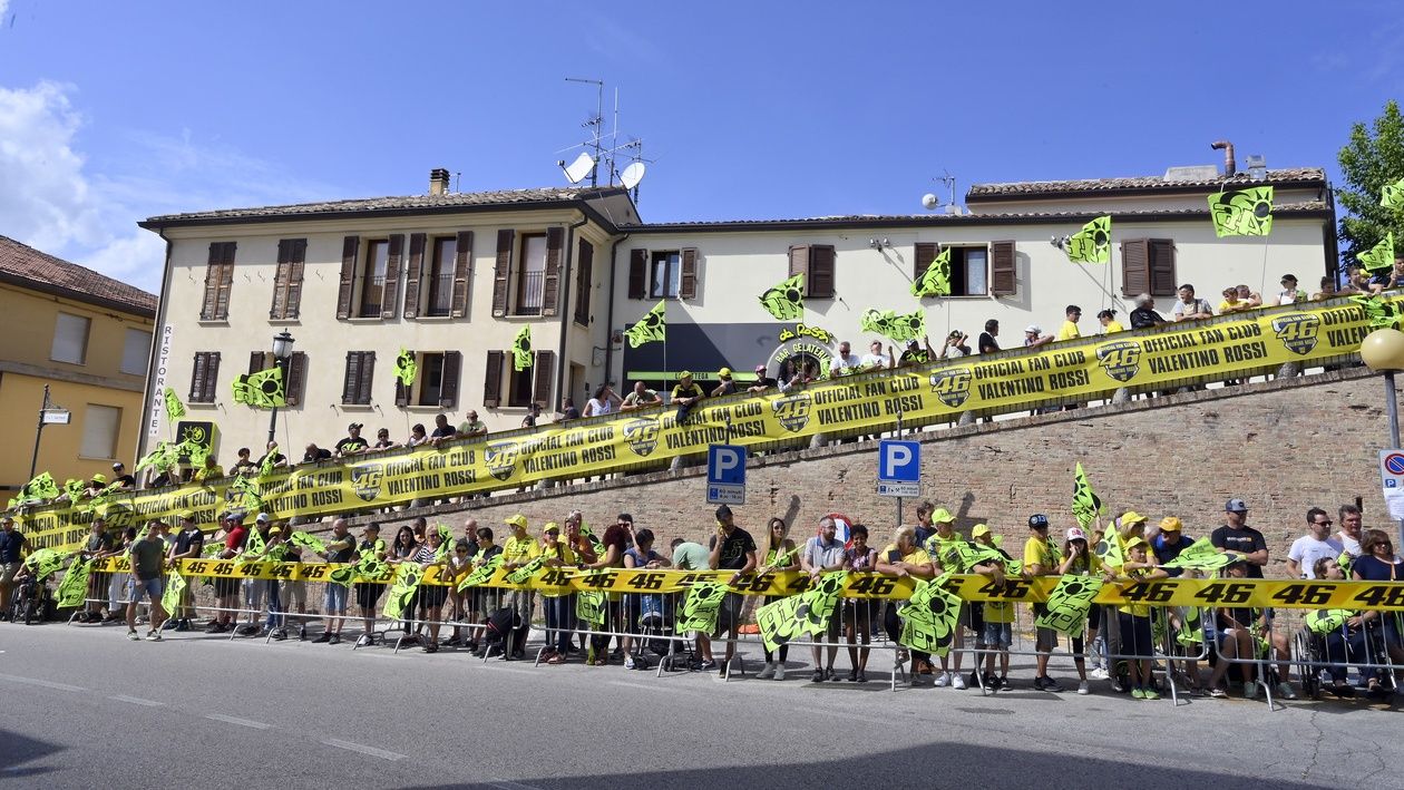 Valentino Rossi con la Yamaha YZR-M1 en Tavullia