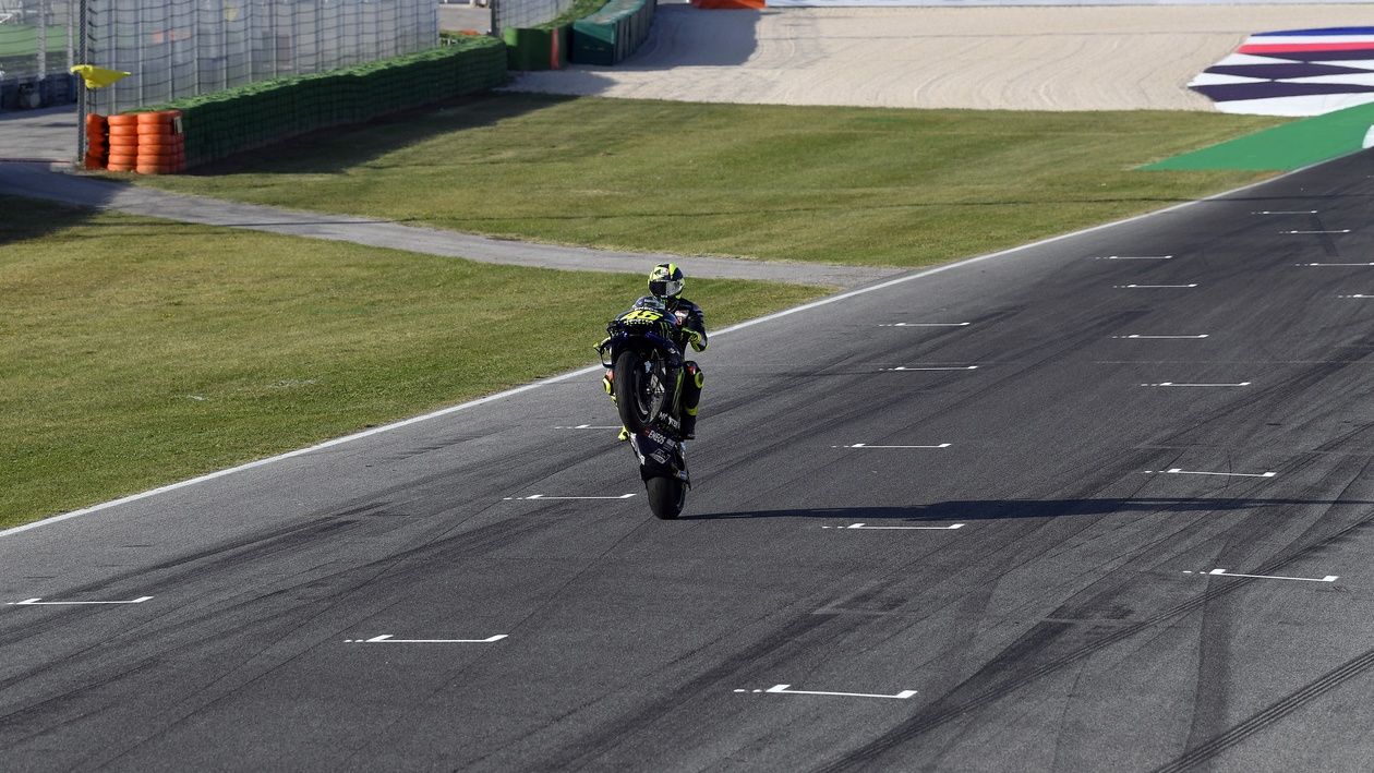 Valentino Rossi con la Yamaha YZR-M1 en Tavullia