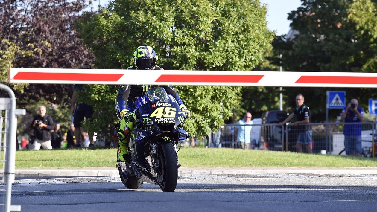 Valentino Rossi con la Yamaha YZR-M1 en Tavullia