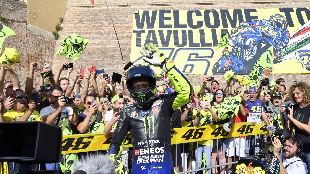 Valentino Rossi con la Yamaha YZR-M1 en Tavullia