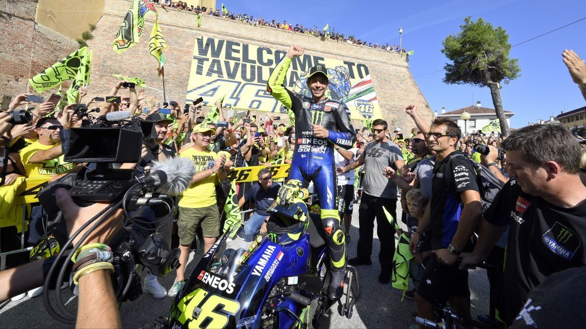 Valentino Rossi con la Yamaha YZR-M1 en Tavullia