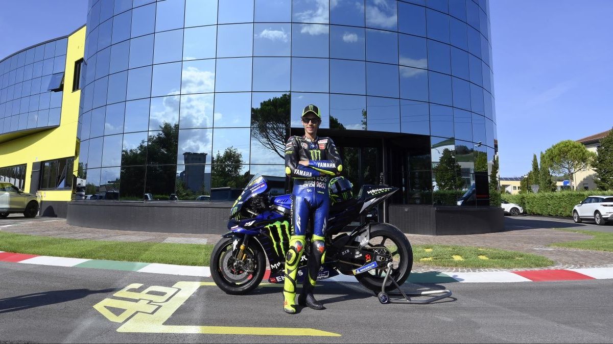 Valentino Rossi con la Yamaha YZR-M1 en Tavullia
