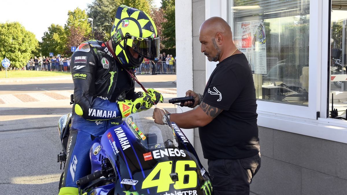 Valentino Rossi con la Yamaha YZR-M1 en Tavullia