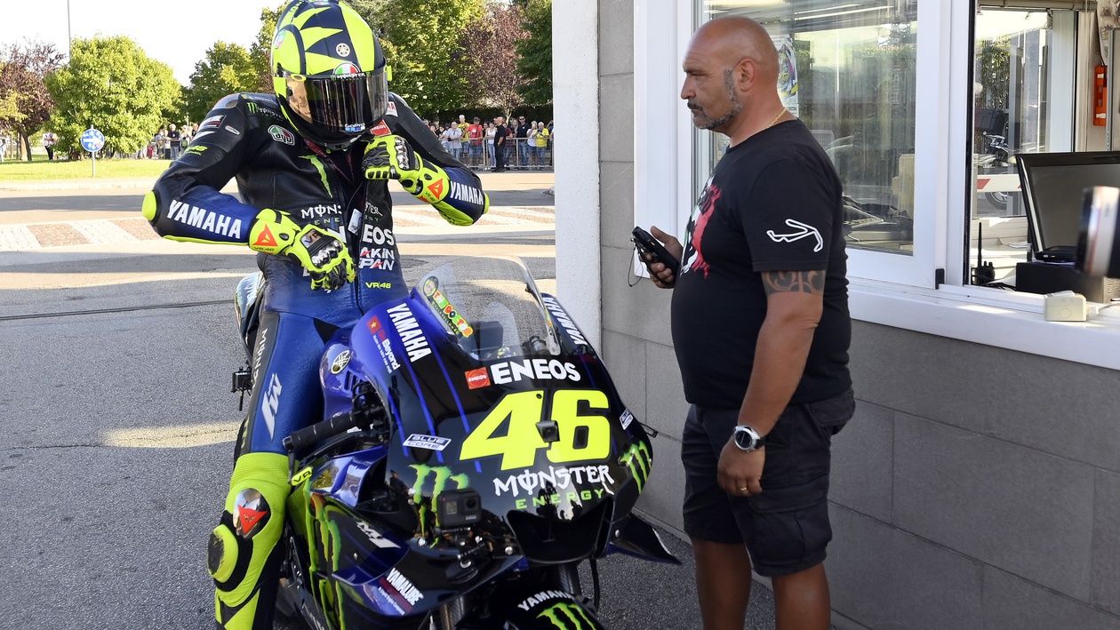 Valentino Rossi con la Yamaha YZR-M1 en Tavullia