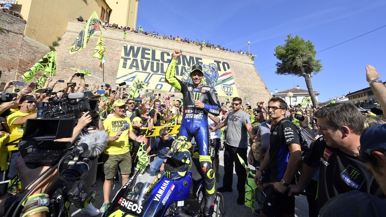 Valentino Rossi con la Yamaha YZR-M1 en Tavullia