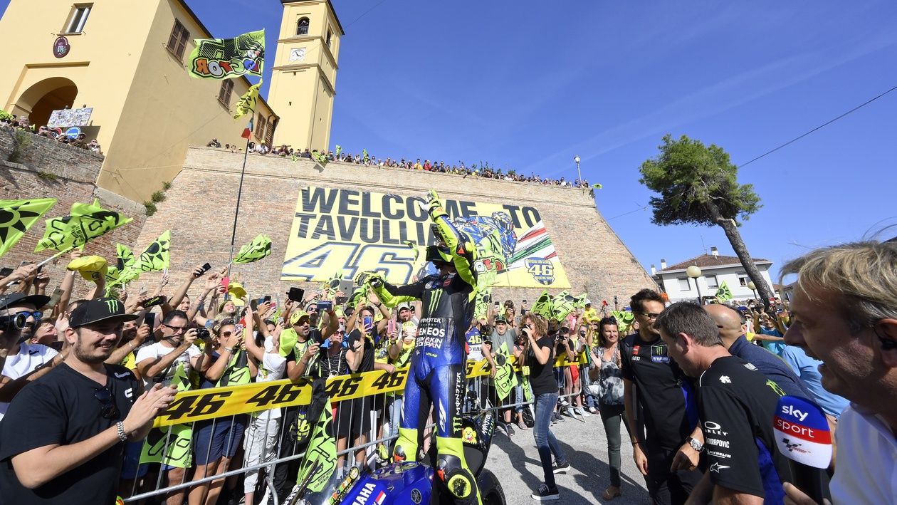 Valentino Rossi con la Yamaha YZR-M1 en Tavullia