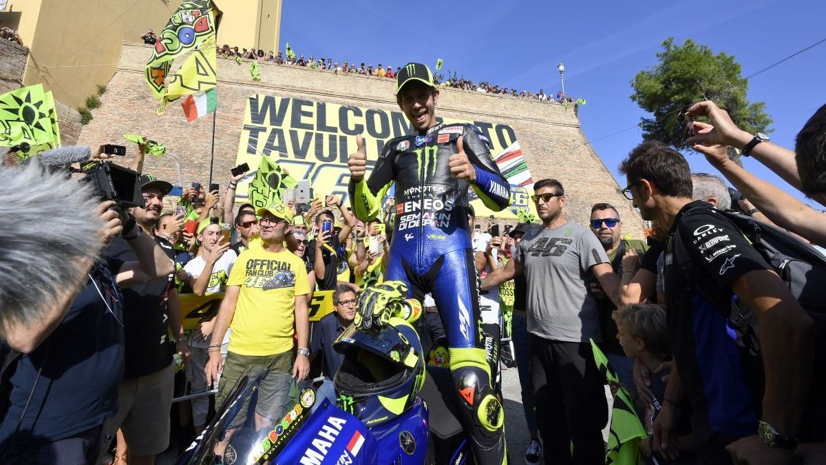 Valentino Rossi con la Yamaha YZR-M1 en Tavullia