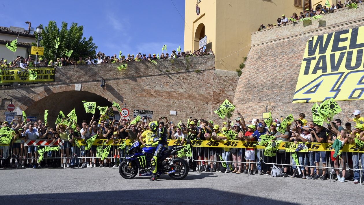 Valentino Rossi con la Yamaha YZR-M1 en Tavullia