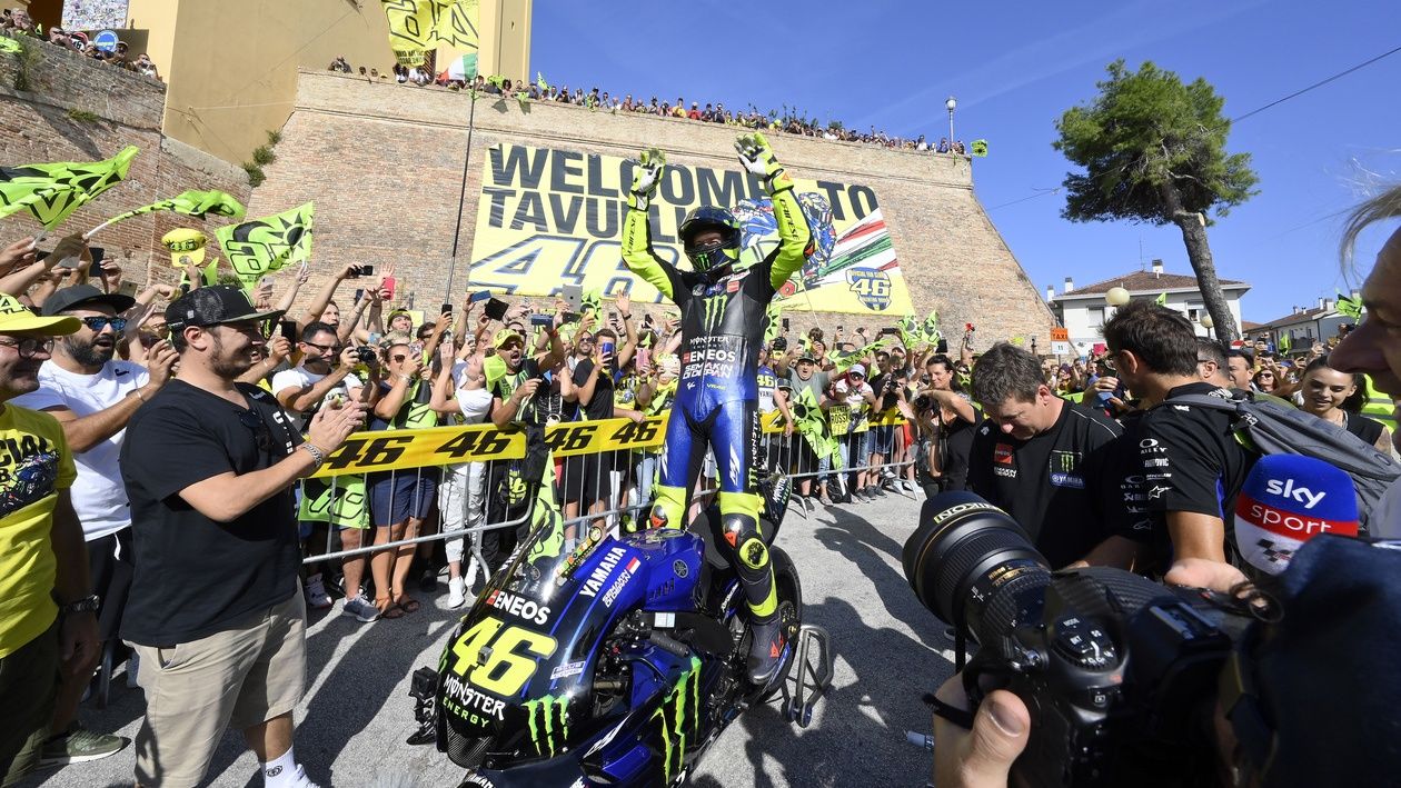 Valentino Rossi con la Yamaha YZR-M1 en Tavullia