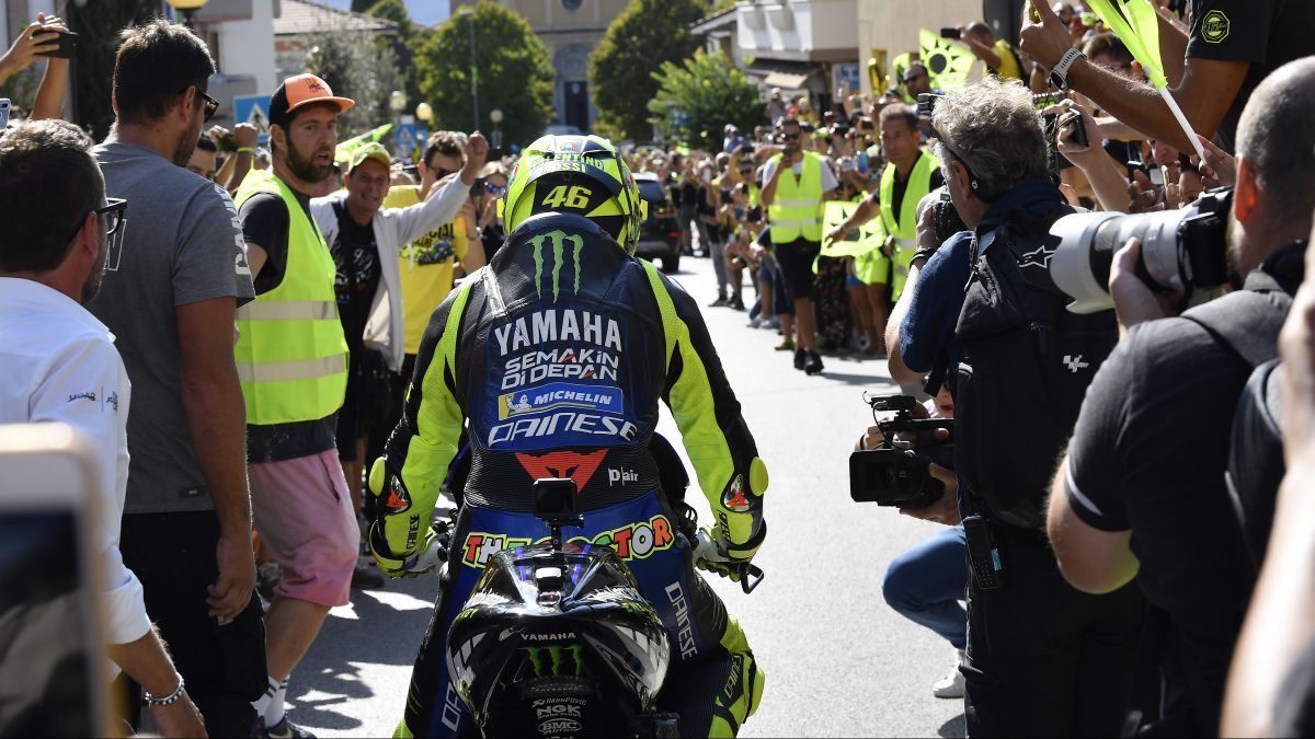 Valentino Rossi con la Yamaha YZR-M1 en Tavullia