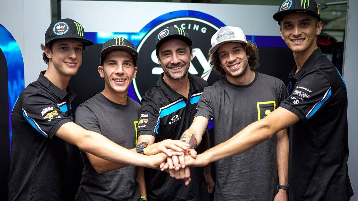 Celestino Vietti, Andrea Migno, Marco Bezzecchi y Luca Marini con Pablo Nieto en el centro (Foto: Sky).