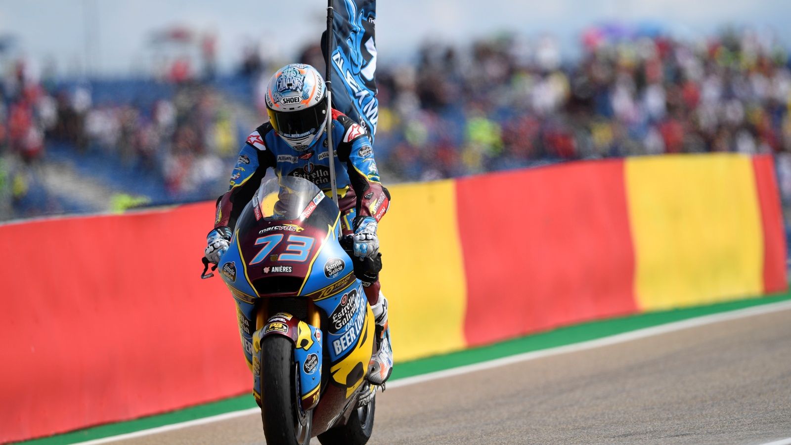 Álex Márquez festeja su tercer puesto en Motorland (Foto: Gold & Goose).