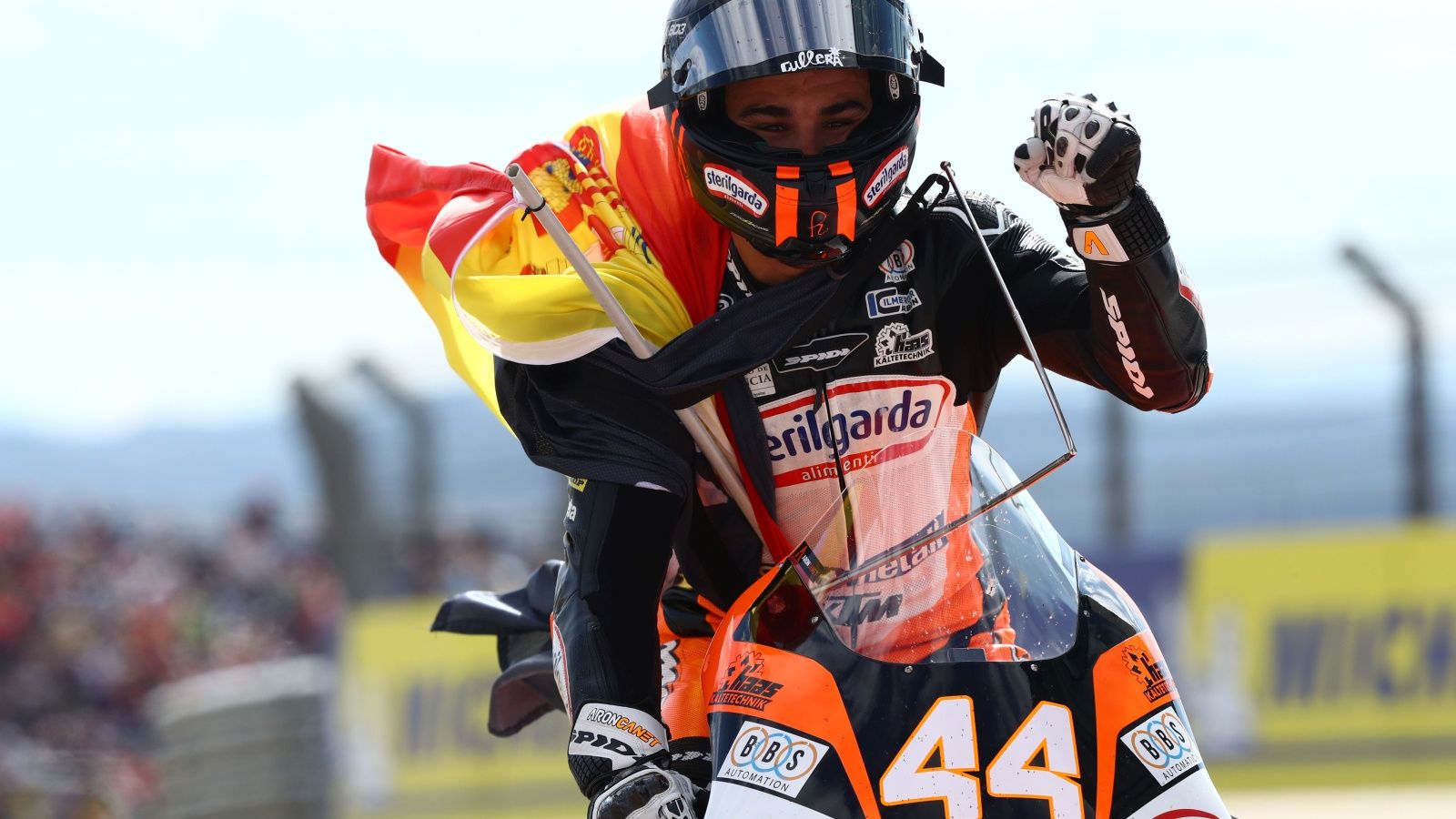 Arón Canet celebra su victoria en Motorland (Foto: Gold & Goose).