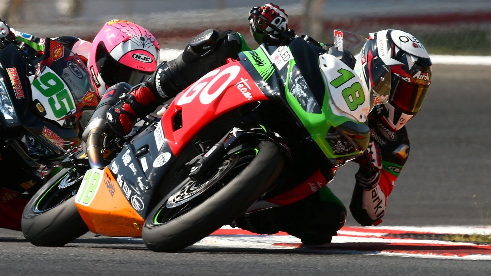 Manu González seguido por Scott Deroue en Portimao (Foto: Gold & Goose).