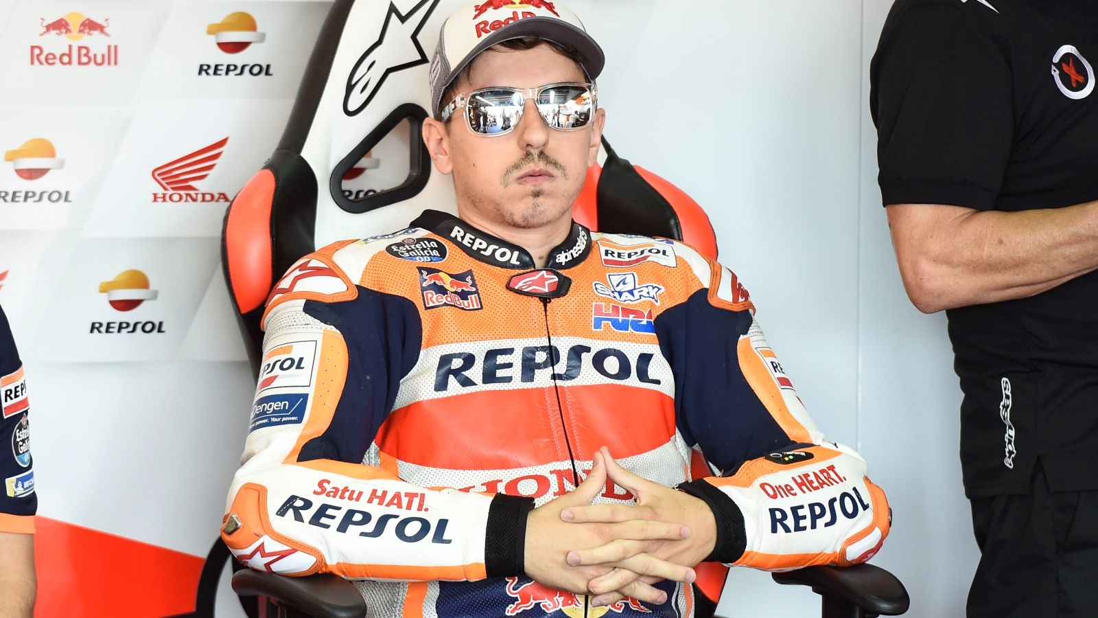 Jorge Lorenzo en el box del Repsol Honda (Fotos: Gold & Goose).