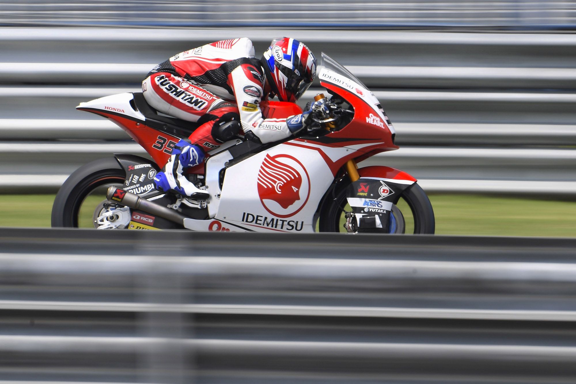 Luca Marini y Somkiat Chantra, piloto local, al frente de Moto2