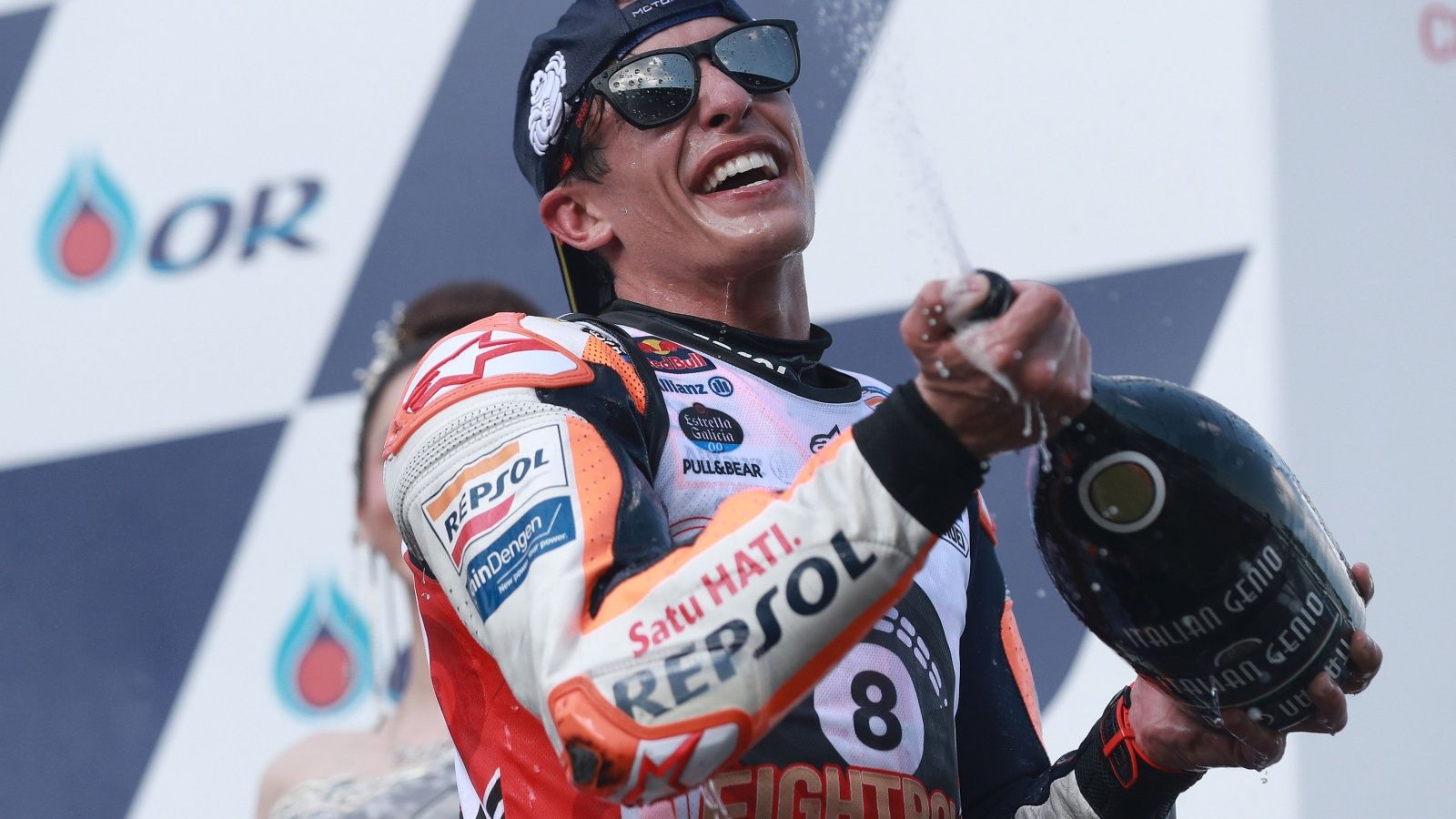 Marc Márquez en el podio de Tailandia (Foto: Gold & Goose).
