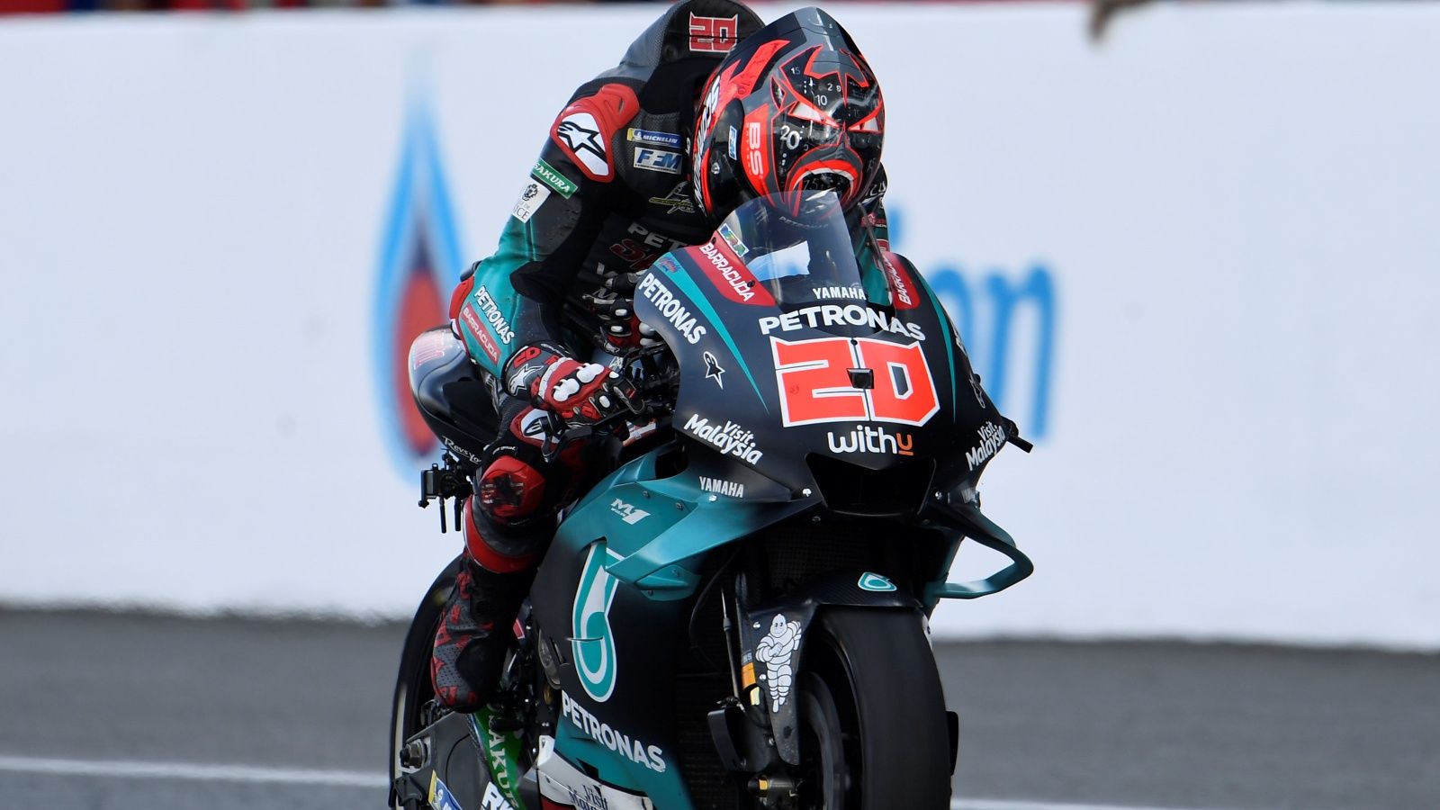 Fabio Quartararo se lamenta en la línea de meta de Tailandia (Fotos: Gold & Goose).