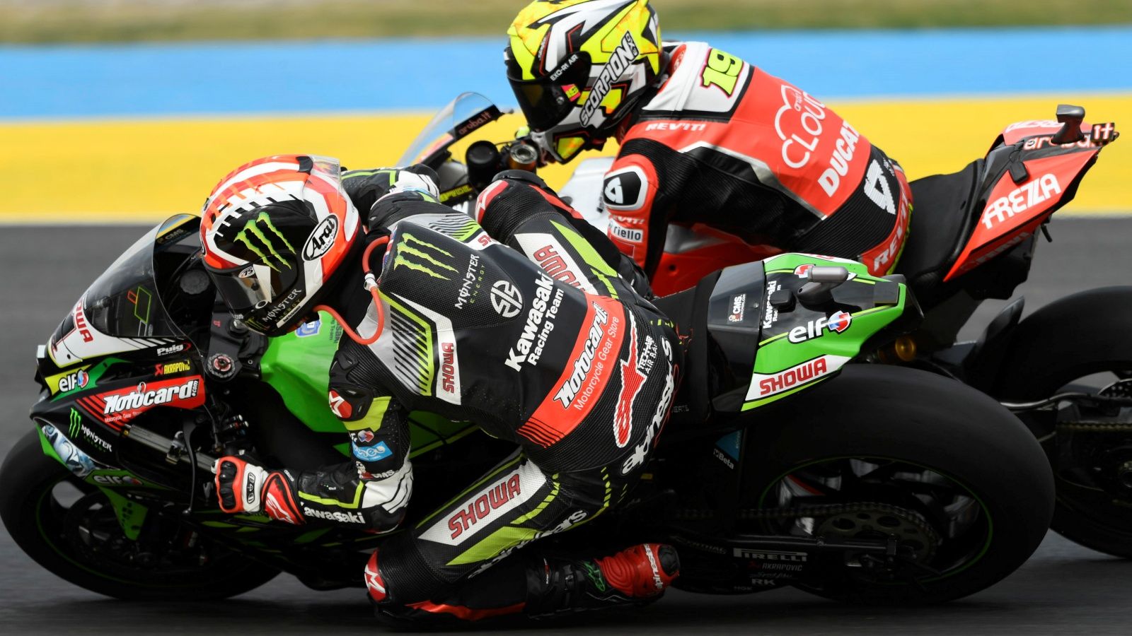 Jonathan Rea superando a Álvaro Bautista en Argentina (Fotos: Gold & Goose).