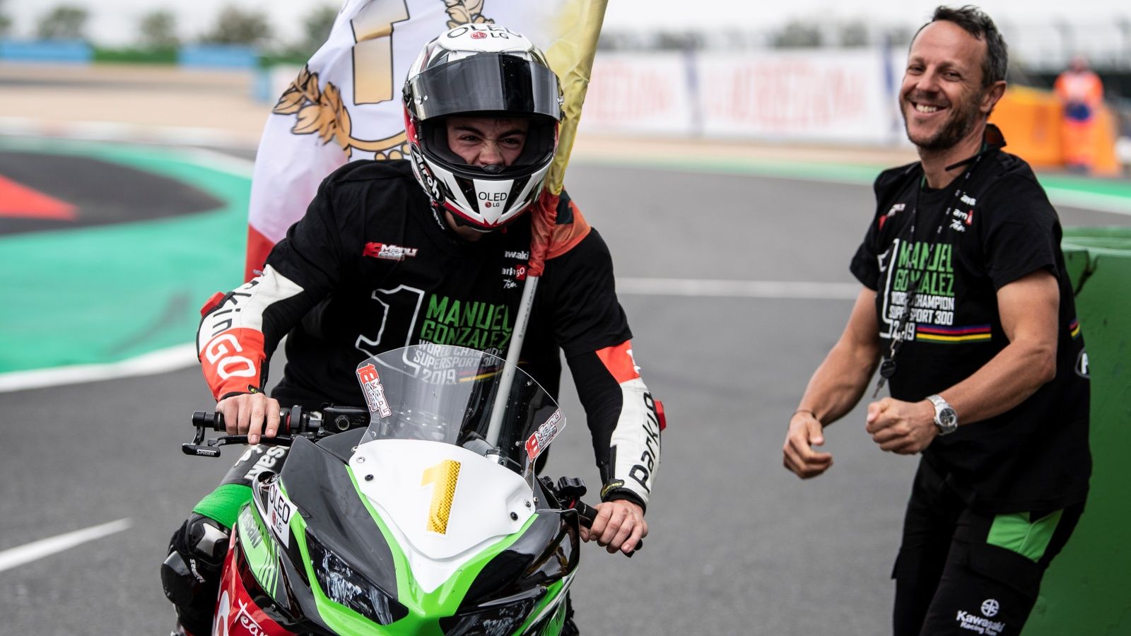 Manu González festeja su título mundial (Foto: Kawasaki).