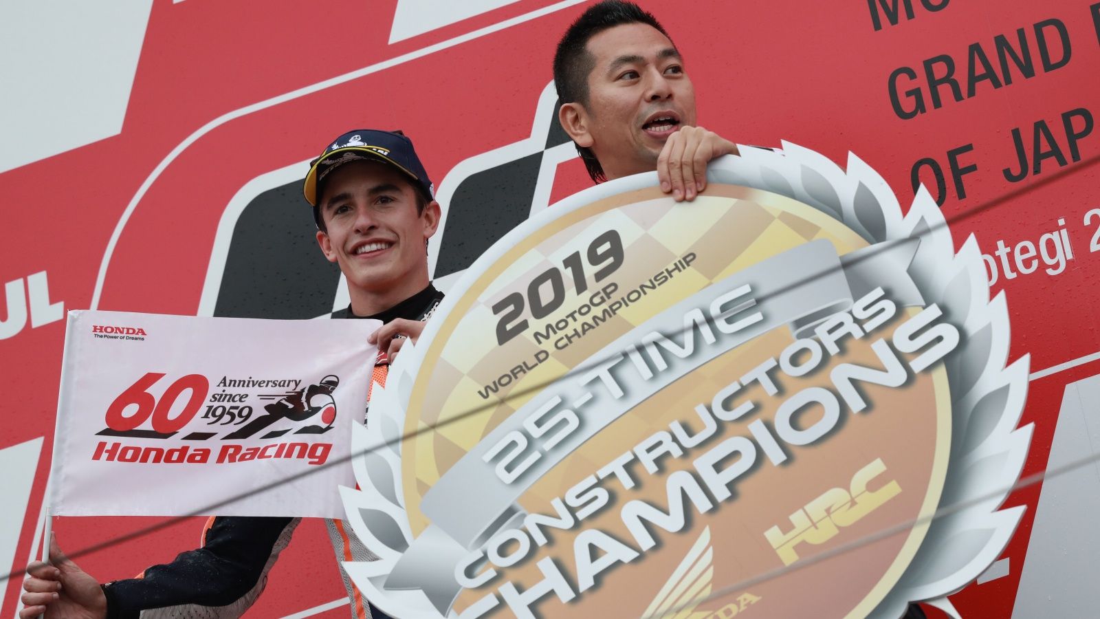 Marc Márquez y Takeo Yokoyama festejan el título de constructores (Foto: Gold & Goose).