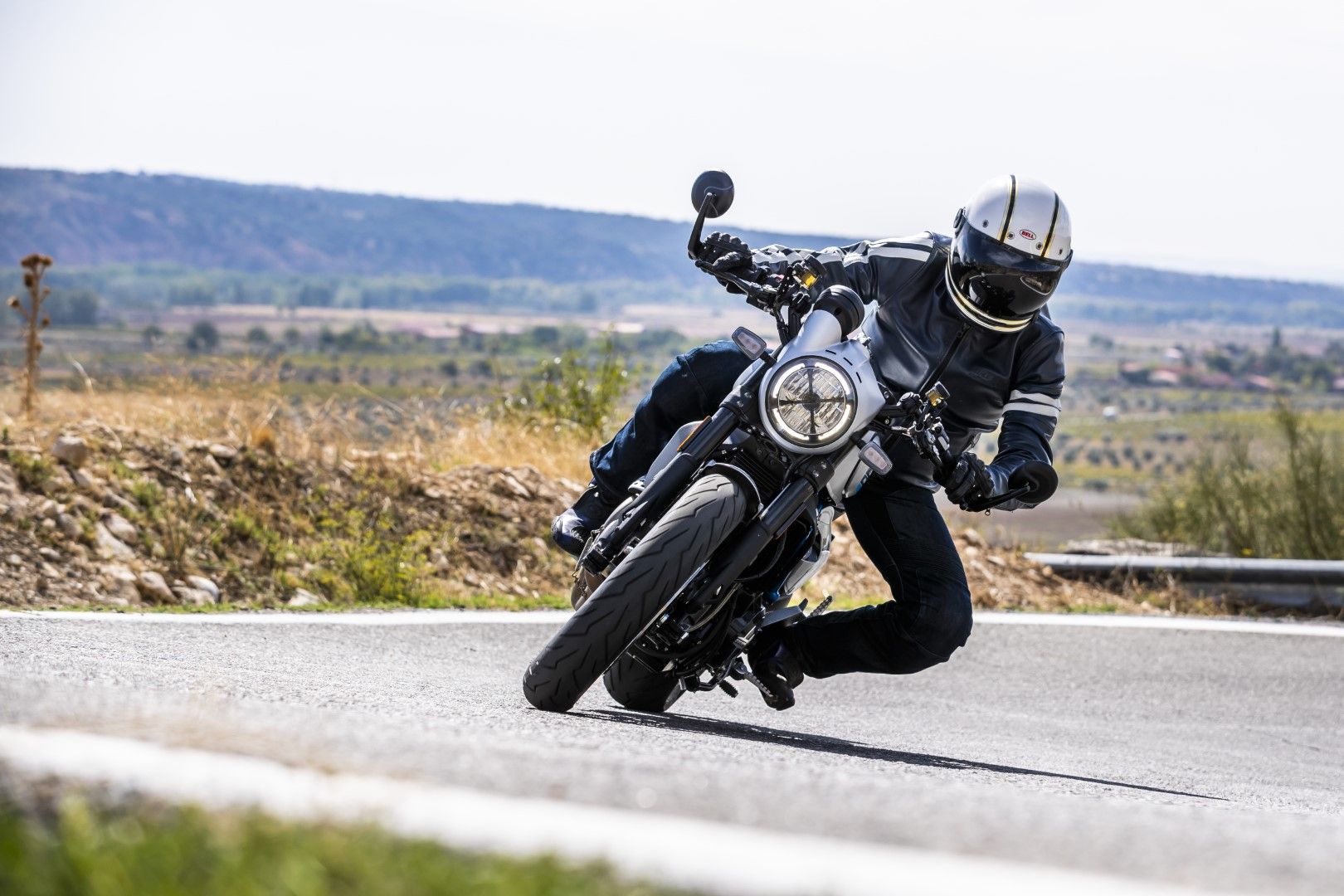 Ducati Scrambler Café Racer 2019. Fotos