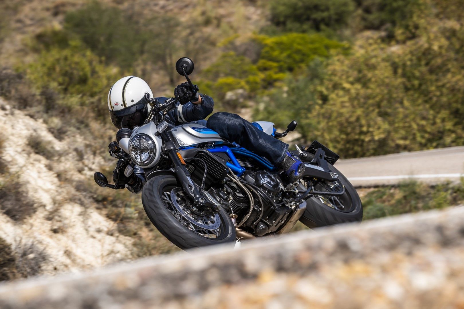 Ducati Scrambler Café Racer 2019, cambios en su seguridad, comodidad y estética.