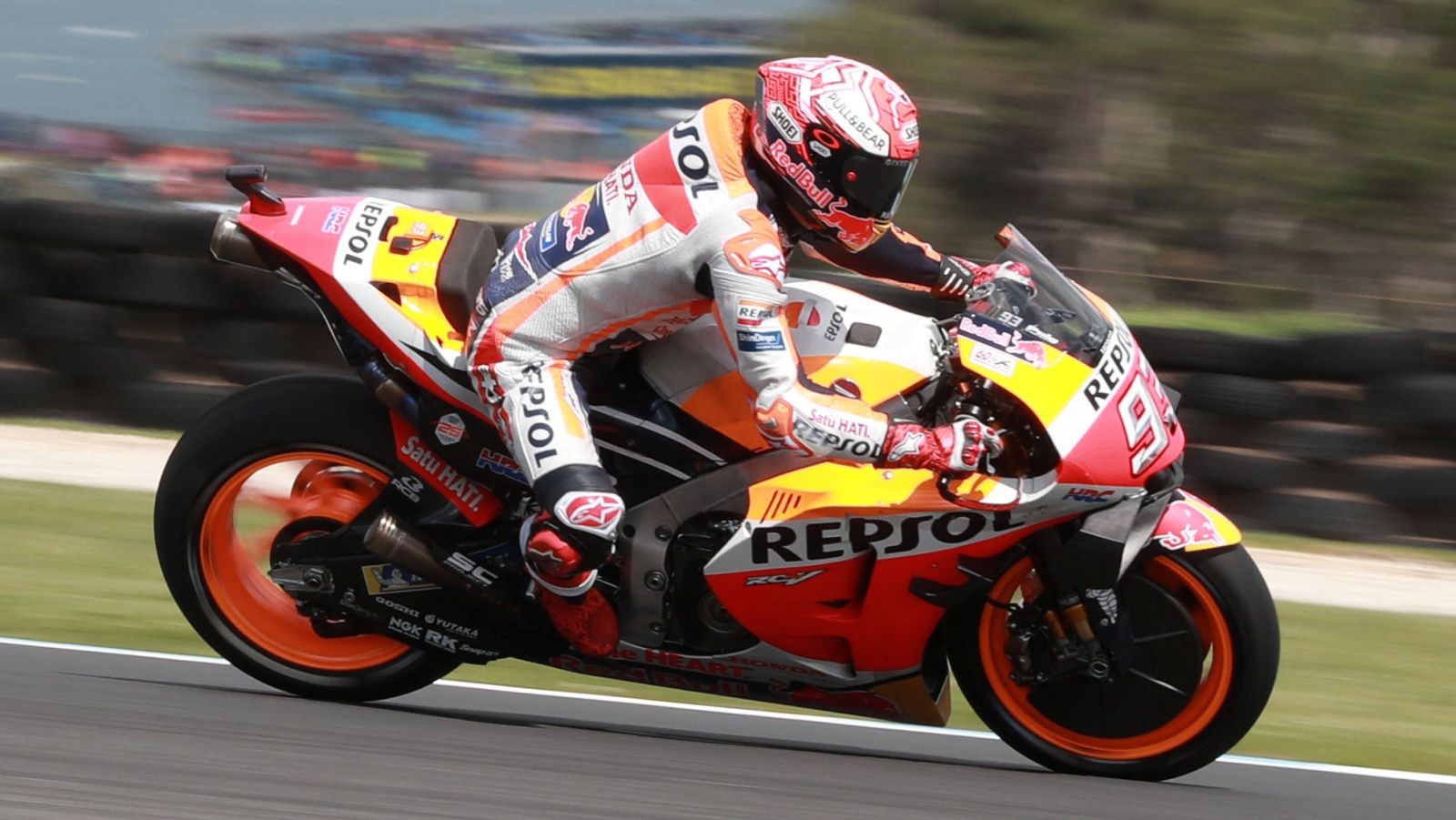 Marc Márquez se impone en Australia ante un Maverick Viñales que se fue al suelo