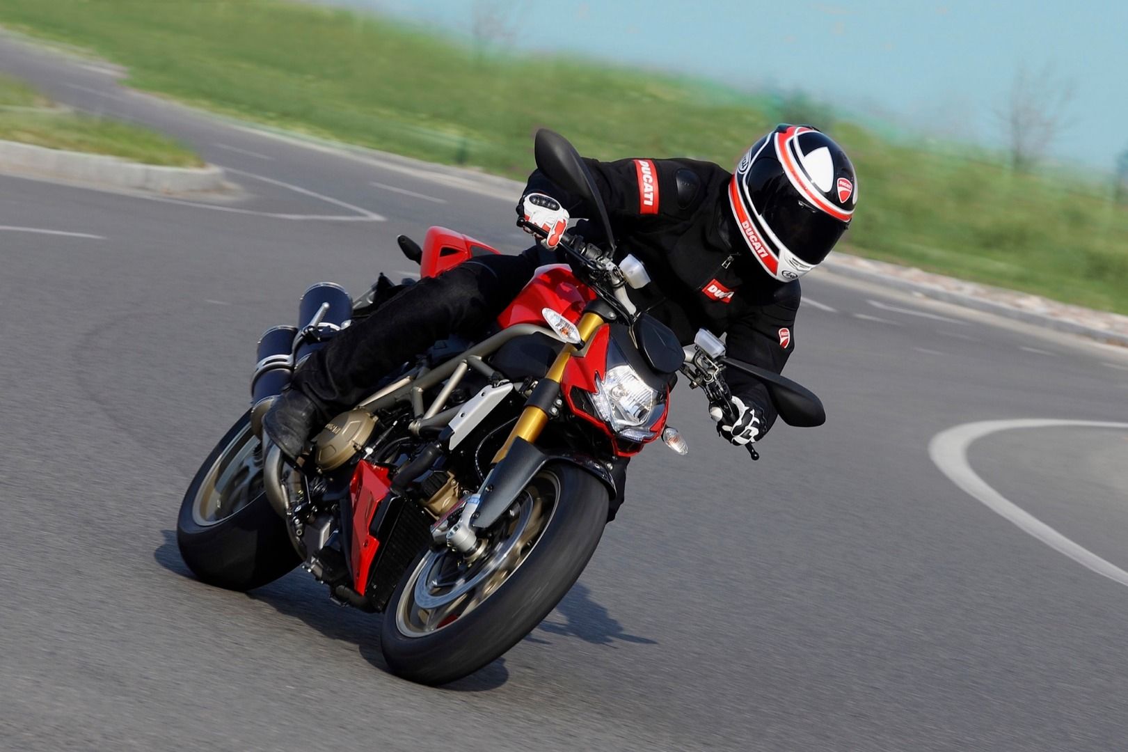 Ducati Streetfighter 2009 vs Ducati Streetfighter V4 2010 | Así ha evolucionado