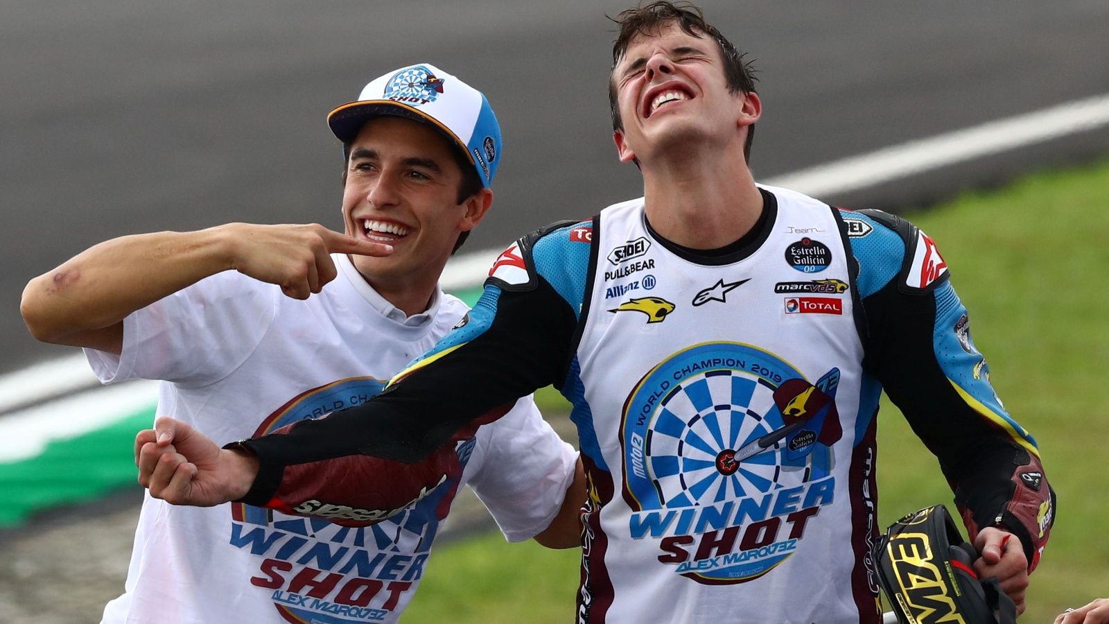 Marc Márquez y Álex Márquez festejan el título de éste último (Foto: Gold & Goose).