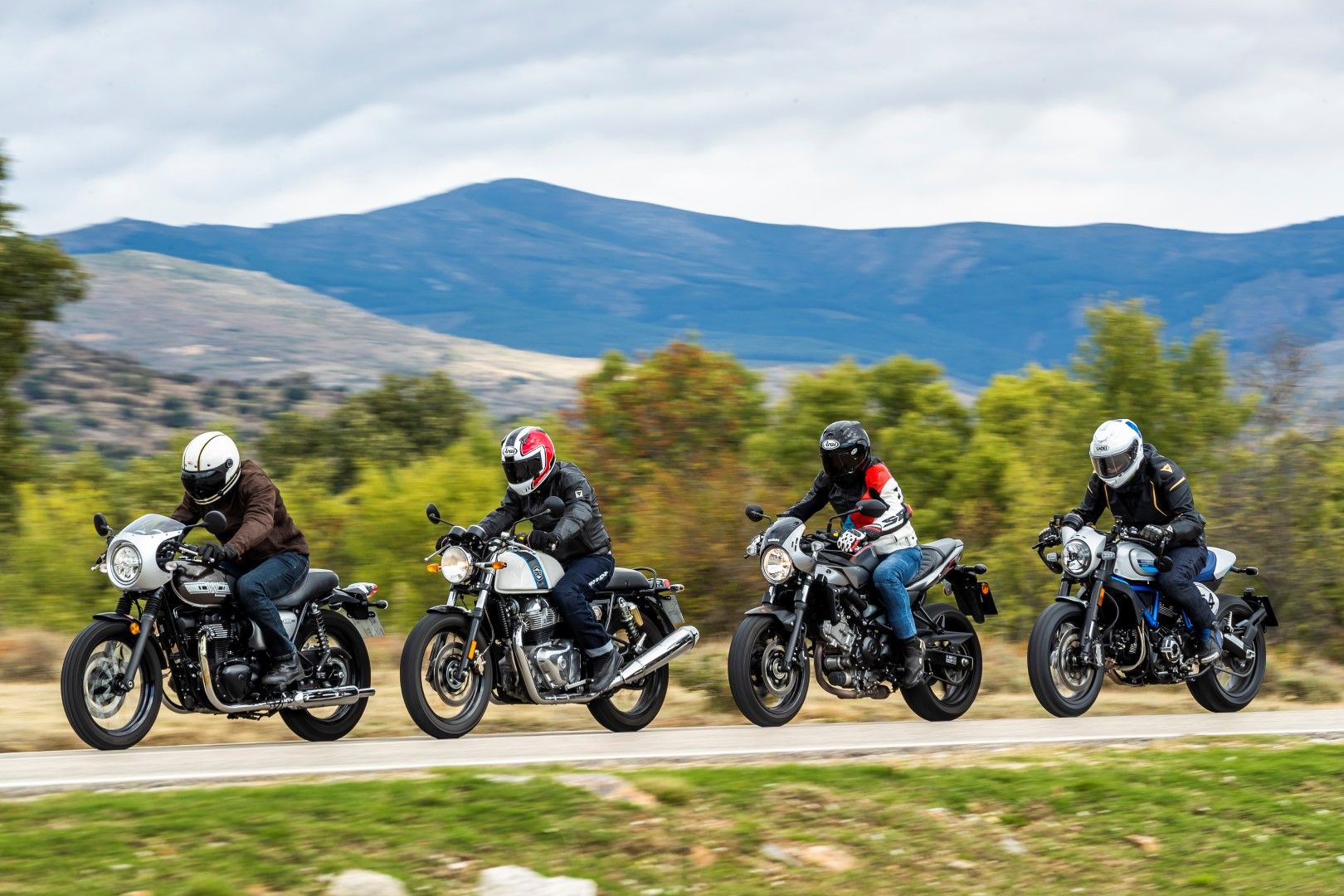 Comparativa Café Racer: Ducati Scrambler Café Racer, Kawasaki W800 Cafe, Royal Enfield Continental GT, Suzuki SV650X