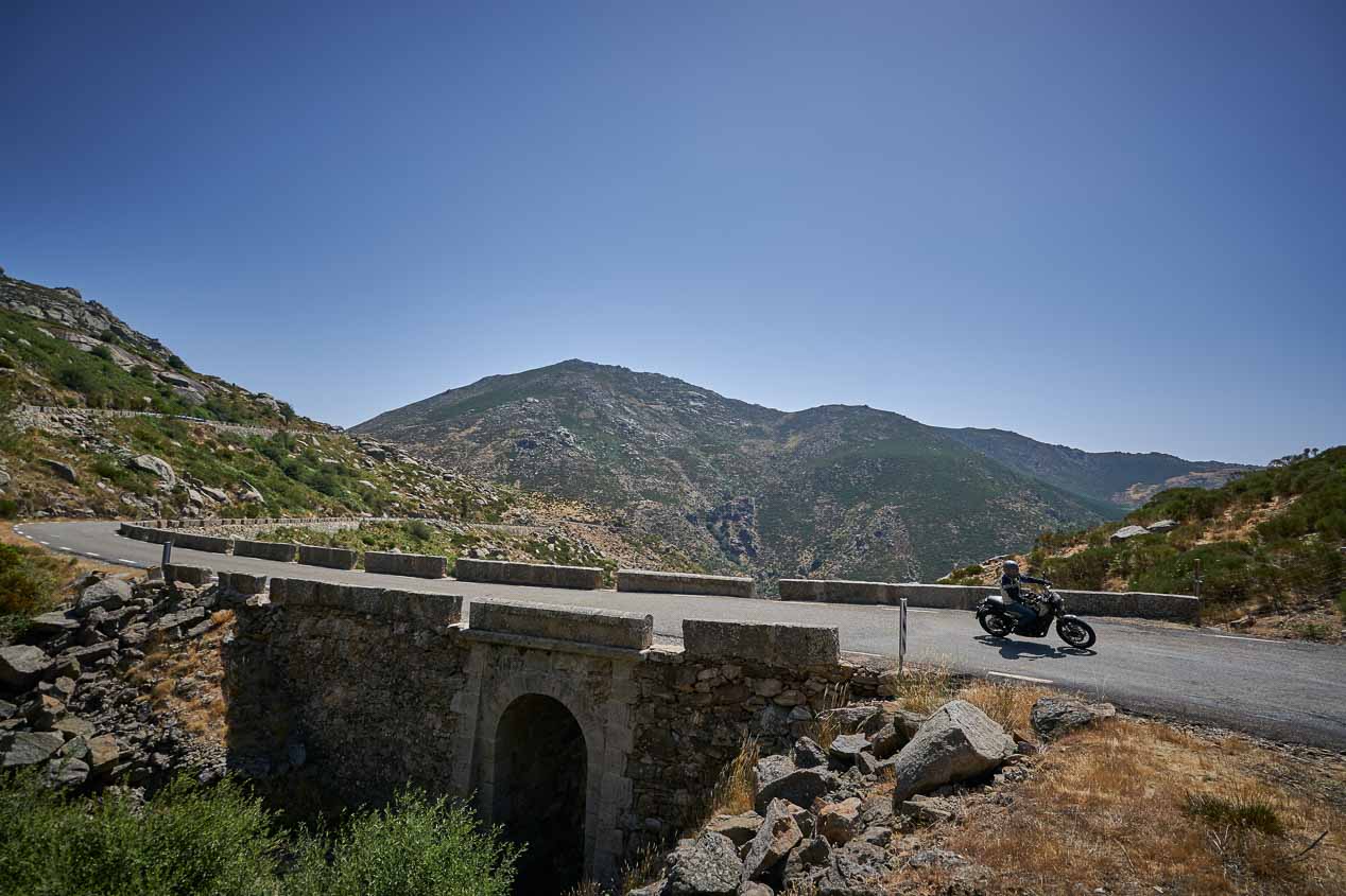 Ruta por Gredos con la Benelli Leoncino Trail