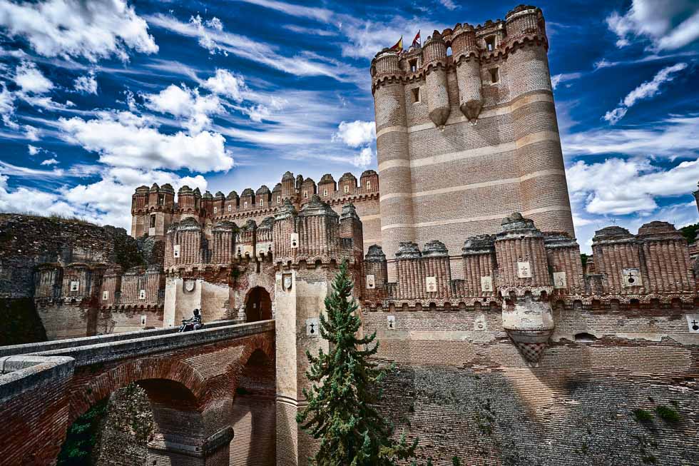 Castillo de Coca. Ruta por el Valle del Duero con la Benelli 502C Cruiser