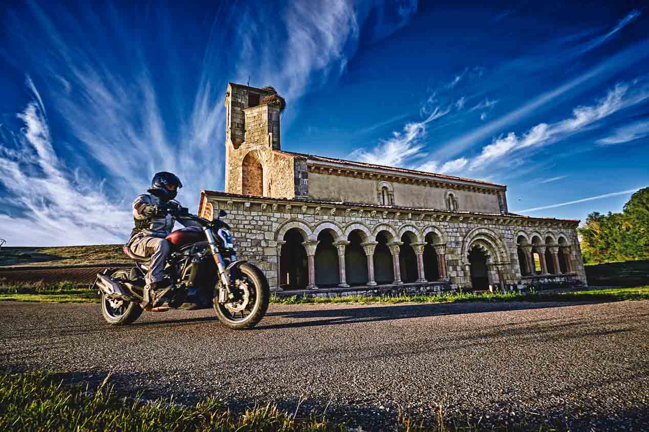 Ruta por el Valle del Duero con la Benelli 502C Cruiser